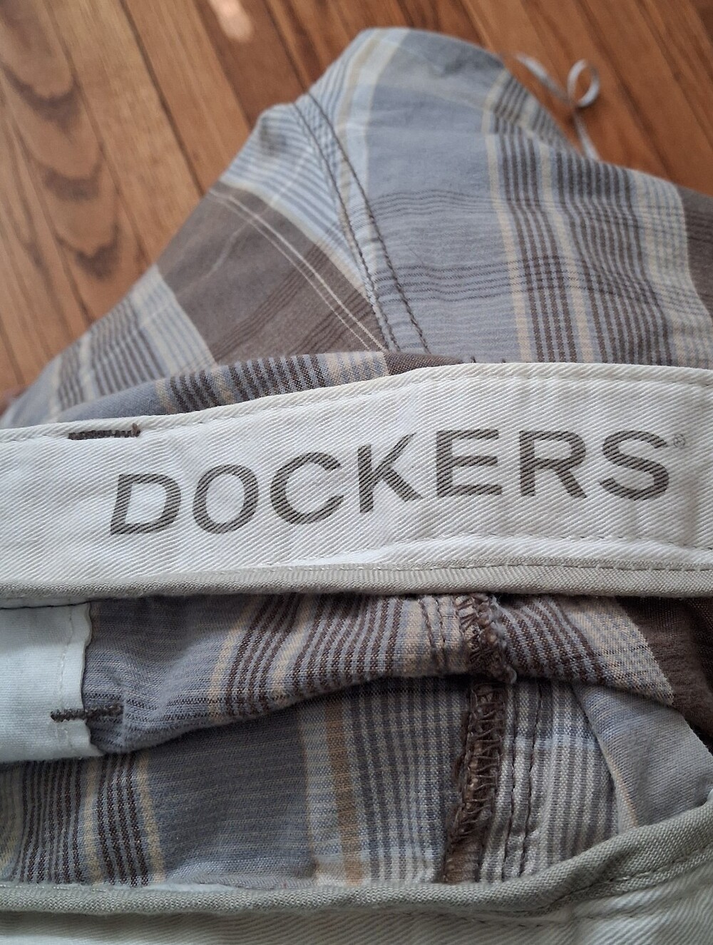 Dockers - Men's Casual Plaid/Striped 100% Cotton Cargo Shorts. Size 40. GUC - Picture 2 of 9
